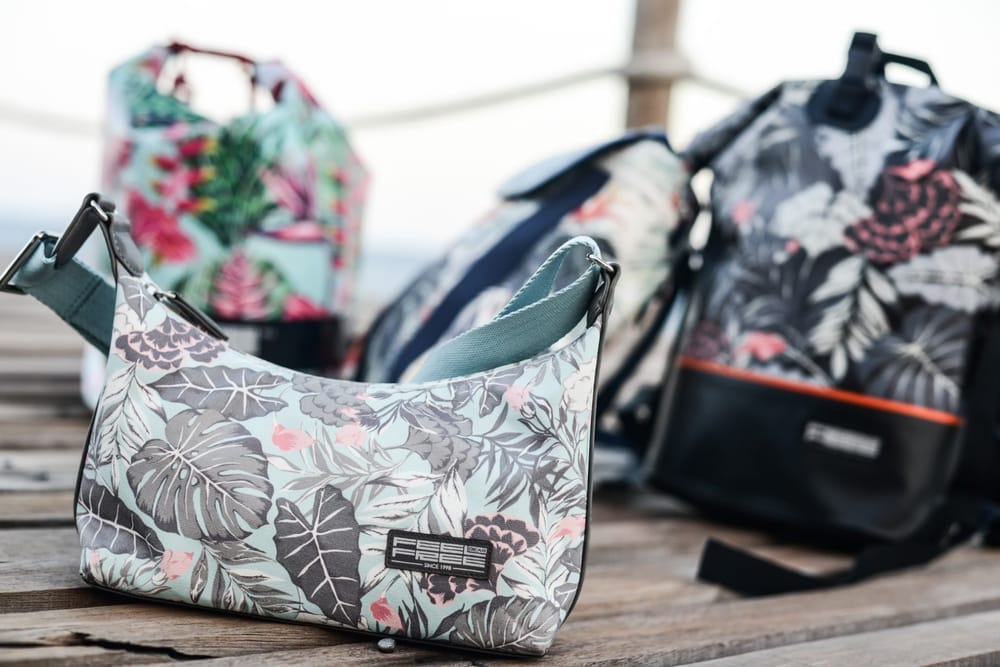 กระเป๋าสะพายกันน้ำ FEELFREE TROPICAL MINI HANDBAG สี BOTANIC GREEN
